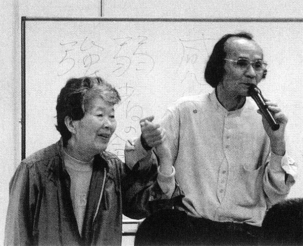 講演会には必ず八重子さんを連れだって出掛けた信孝さん