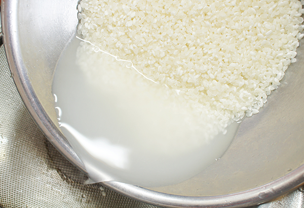 油汚れを分解する米の発酵とぎ汁