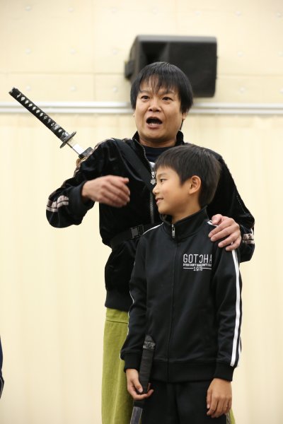 舞台『あずみ 戦国編』の後悔稽古で子役に指導する星田英利