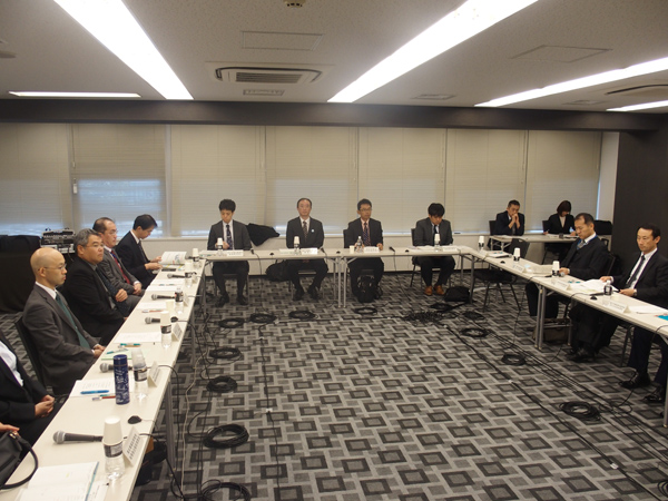 建物内禁煙の法制化に反対意見も相次いだ