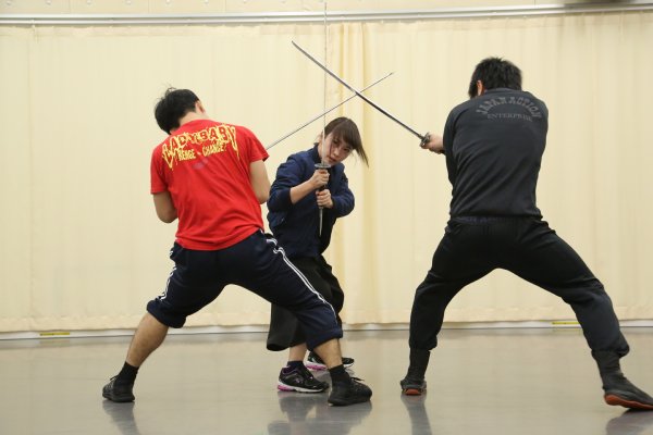 舞台『あずみ 戦国編』の殺陣シーン。中央が川栄李奈