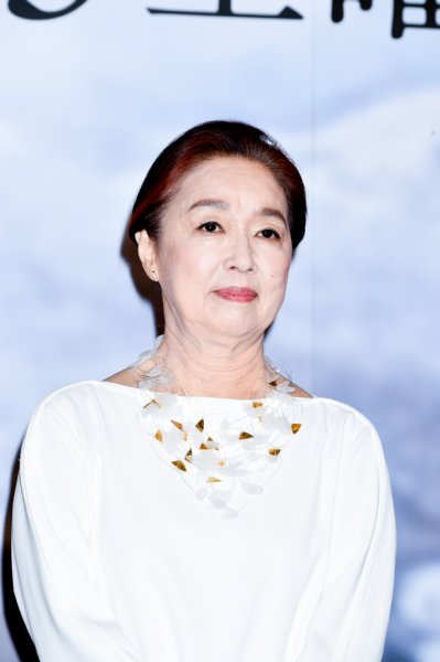 ドラマ『氷の轍』で清掃員役を演じる宮本信子