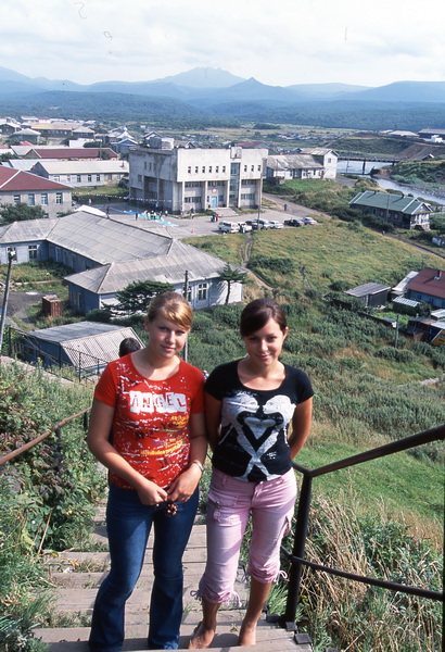 択捉島・紗那の市街地をバックに佇む少女2人（2004年撮影）