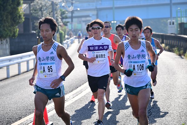 青学主力の後ろにピタリとついた藤田コーチ（中央）