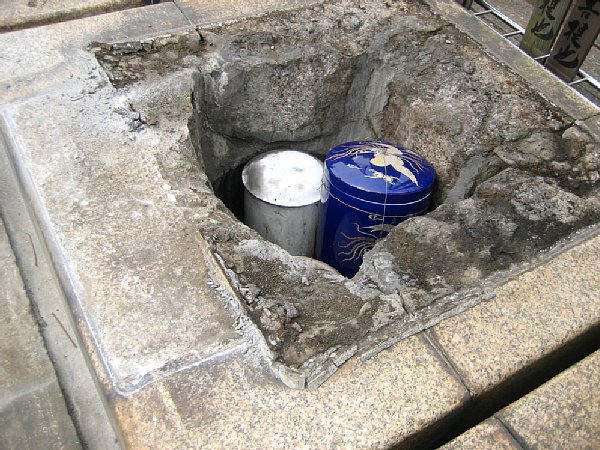 骨壷取り出しの様子