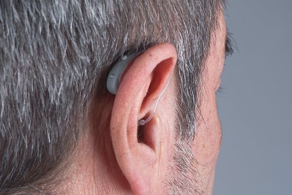 補聴器市場の約6割を占めるのは「耳かけ型」