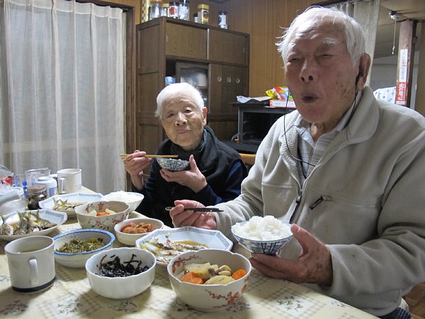 志水富重（101歳）さんと妻のやよいさん（94歳）