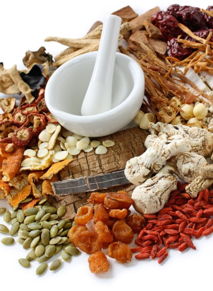 漢方薬で副作用が出ることも（写真／アフロ）
