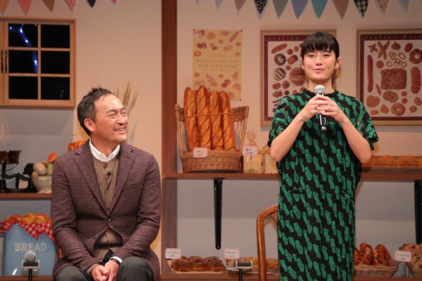 『五年目のひとり』に出演する渡辺謙と蒔田彩珠