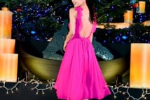 中村アンがセクシードレスで巨大クリスマスツリーを点灯