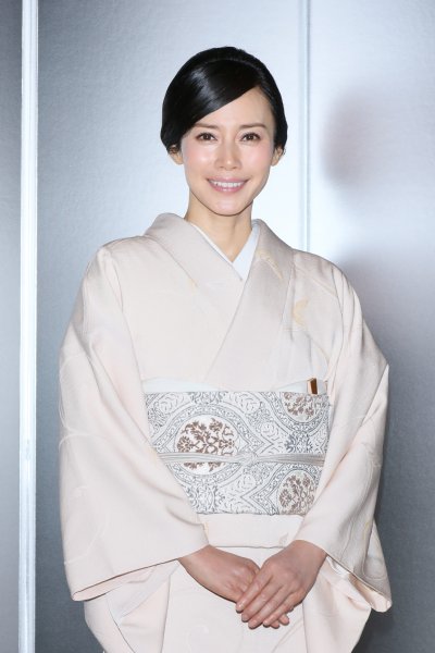 和服姿の中谷美紀 名碗をおみやげに とジョーク Newsポストセブン