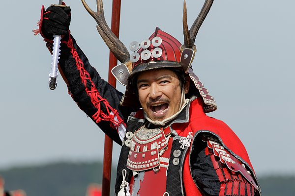 威勢よく雄叫びを上げる真田幸村