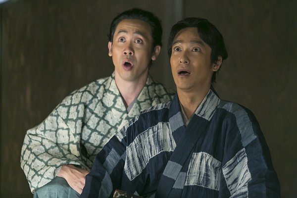 物語の序盤、兄の信之（大泉洋）との場面