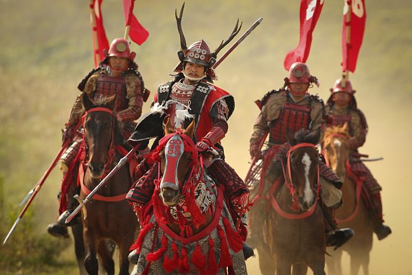 大坂の陣で敵陣に攻め入る真田幸村