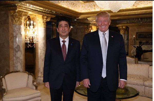 自国内の権力は安倍首相が上？（トランプ氏Facebookより）