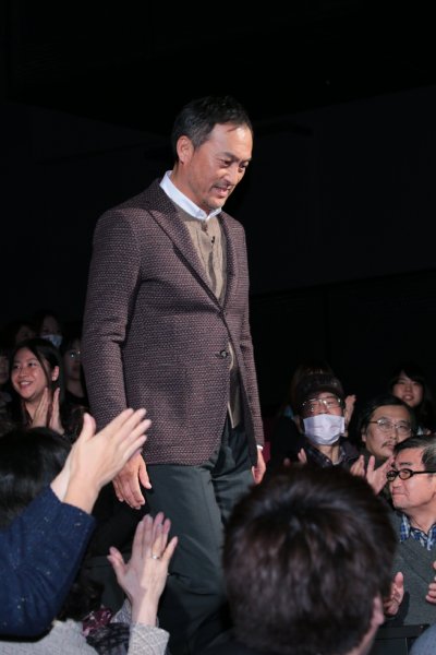 『五年目のひとり』試写会で観客席から登場する渡辺謙