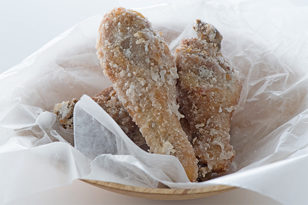 外はカラッと中はジューシーな「鶏もも下の唐揚げ」