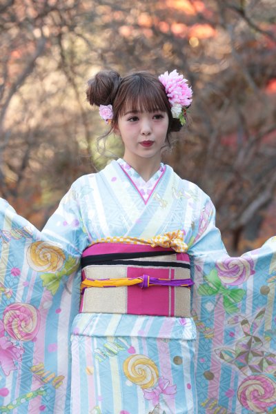 晴れ着を披露する藤田ニコル