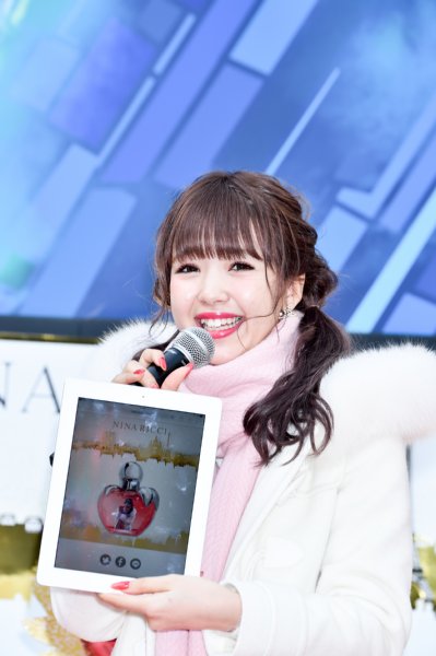 ニナ リッチの3Dホログラムイベントに参加した藤田ニコル