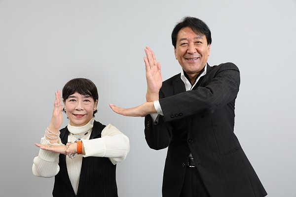 スペシウム光線のポーズをとる古谷氏（右）と桜井氏