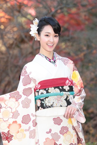 晴れ着を披露する剛力彩芽