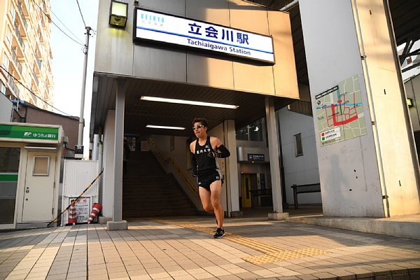 立会川の駅から沿道までの時間を計測する博士