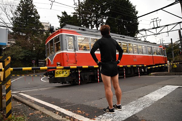 小涌谷踏切では、当日は電車のほうが止まって選手の通過を待つ