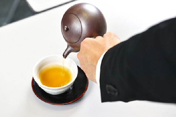 左利きの人は急須でお茶もそそぎづらい