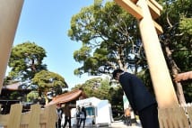 意外に知らない神社の作法　鳥居くぐる時は左足から踏み出す