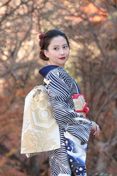 見返り美人風の河北麻友子