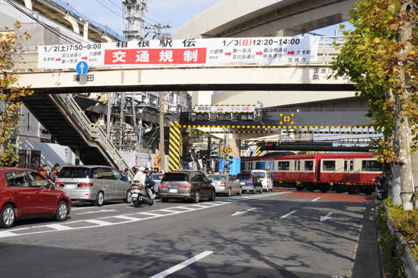 京急空港線にあった踏切は高架化され箱根駅伝には登場しなくなった（写真は2010年）
