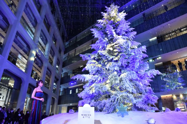 KITTEの14.5mクリスマスツリーと小嶋陽菜