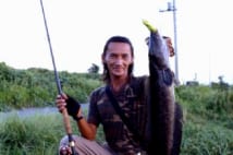 2000年頃、青森~新潟の釣行にて雷魚を釣った楠ノ瀬直樹氏。(撮影:広中秀俊氏)