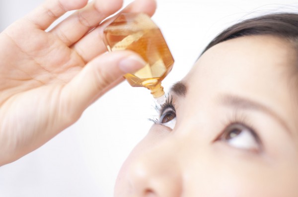 開封後の目薬はなるべく早く使い切るべき（写真／アフロ）