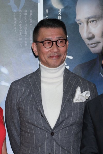 まるで紅白歌合戦の司会者のような中井貴一