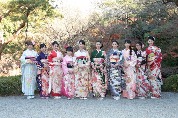 晴れ着姿を披露するオスカープロモーション所属タレント