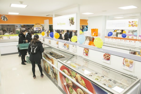 店内には巨大な冷蔵庫がズラッと並ぶ冷凍食品専門店「ピカール」