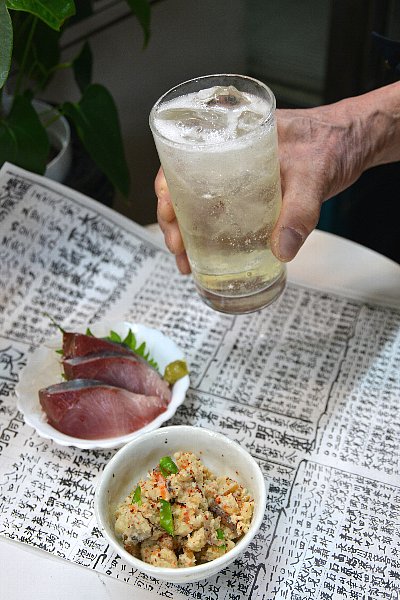 焼酎ハイボールは常連たちお気に入りの酒。日替わりのつまみも大人気