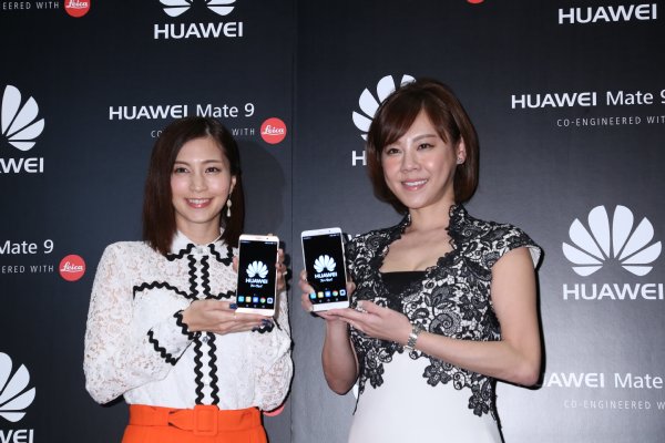「HUAWEI P9」を手に持つ安田美沙子と高橋真麻