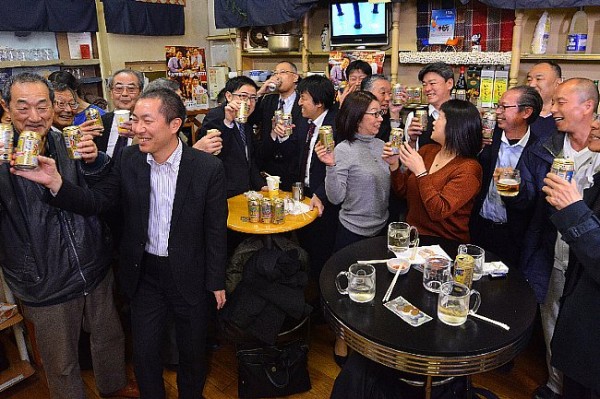 20～30人が立ち飲みできる広い店内はいつも混み合っている