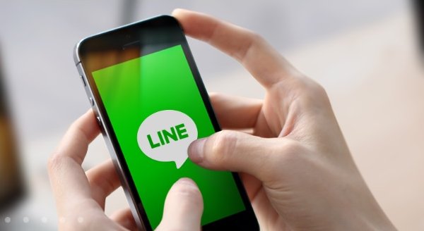 不倫メールを誤送信しないようにするには？（「LINE」HPより）