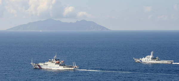領海侵犯した中国船を追う海上保安庁の巡視船　共同通信社