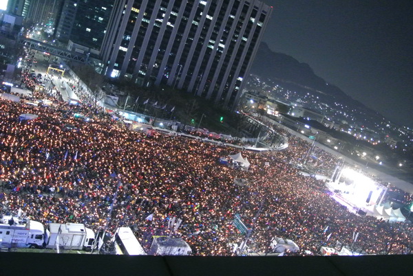 写真右奥には大統領が執務を行う青瓦台が控える