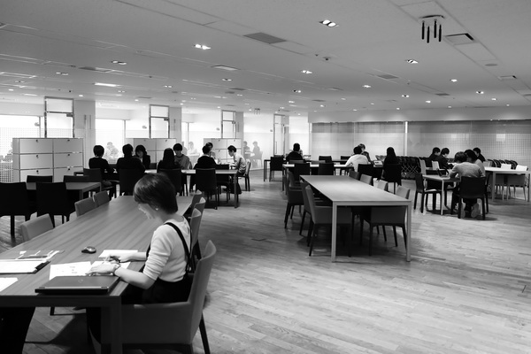 社内の至る所に、人が集い、打ち合わせが行われていた
