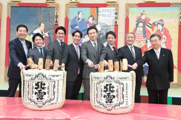 「新春浅草歌舞伎」の初日鏡開きの様子