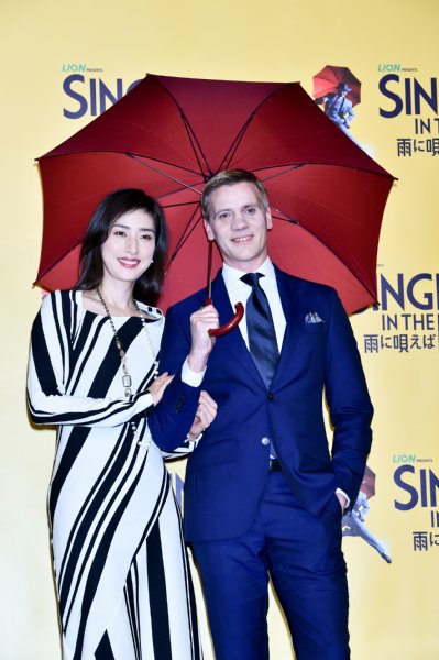 『雨に唄えば』主演のアダム・クーパーと天海祐希が相合傘