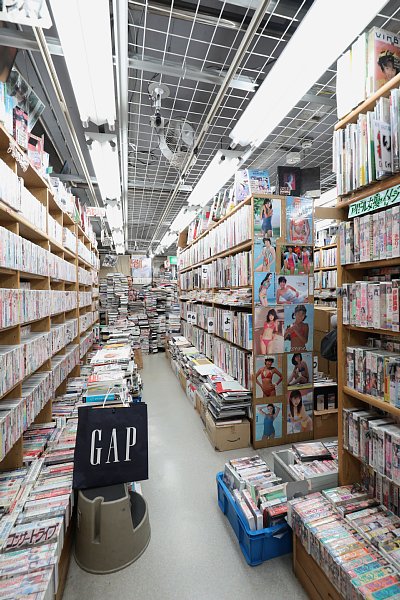 写真集の聖地・荒魂書店