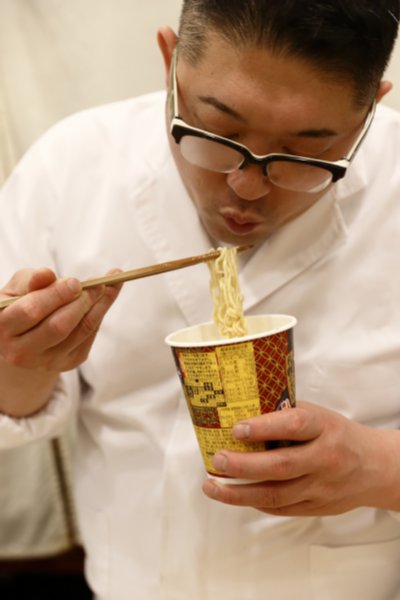 『鮨處やまだ』店主の山田裕介さんが注目するカップ麺を紹介