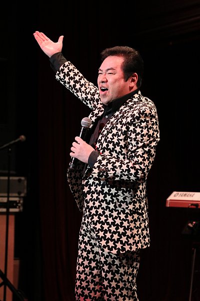 ライブで歌声を披露するグッチ裕三さん
