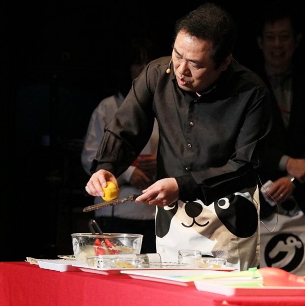 手際のよい料理実演に会場は大盛上がり